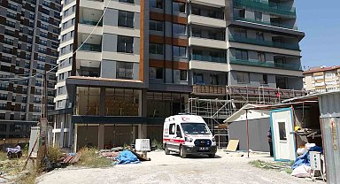 İnşaatta 3 metrelik boşluğa düşen işçiyi itfaiye kurtardı