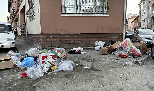 Kaldırım çöplerle kaplandı