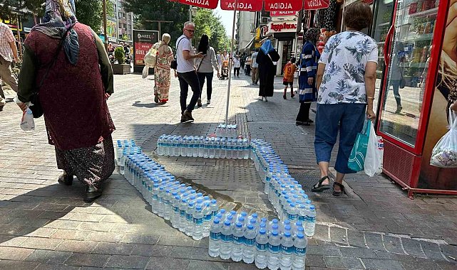 Kaldırımda beton döktüğü alanı su şişeleriyle çevreledi