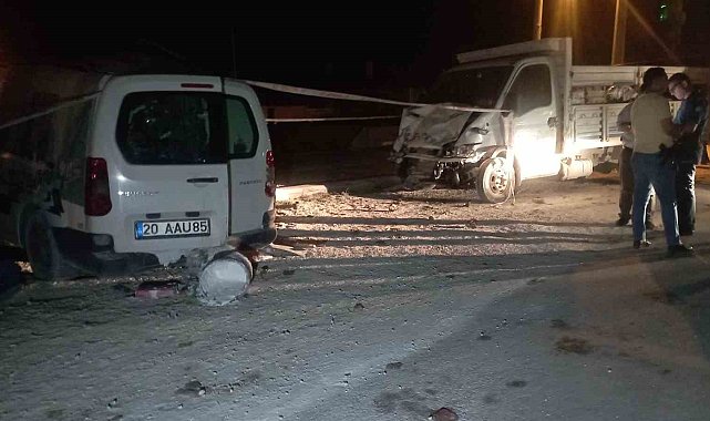 Kamyonet ile hafif ticari aracın çarpıştığı kazada ölü sayısı 2'ye yükseldi