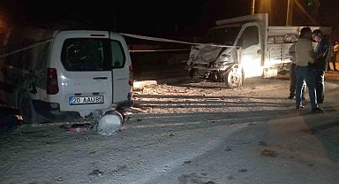 Kamyonet ile hafif ticari aracın çarpıştığı kazada ölü sayısı 2'ye yükseldi