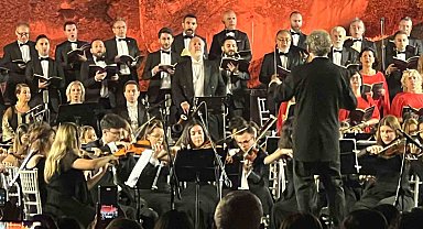 Kapadokya'da 140 kişilik koro Beethoven'in 9. Senfonisi ile kulakların pasını sildi