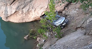 Karaman'da kamyonet Göksu Nehrine uçtu: 1 ölü, 1 yaralı