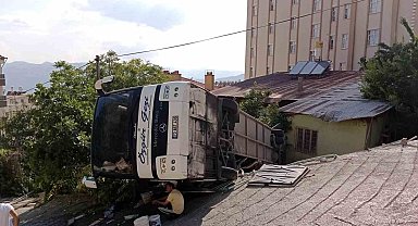 Karaman'da yokuş çıkarken geri kayan tur otobüsü evin bahçesine devrildi: 30 yaralı