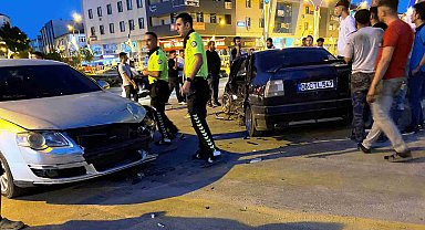 Kavşakta otomobiller çarpıştı: 2 yaralı