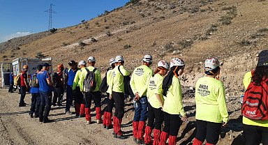 Kayıp olarak aranan genç ağaç altında uyurken bulundu