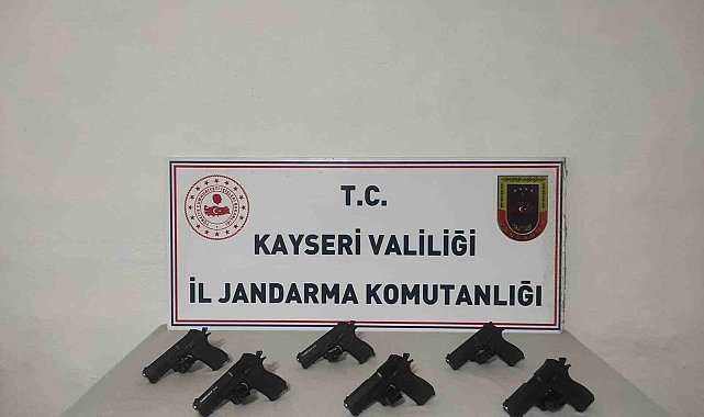 Kayseri'de ruhsatsız tabancaları piyasaya sürmek isteyen şahıs jandarmadan kaçamadı