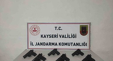 Kayseri'de ruhsatsız tabancaları piyasaya sürmek isteyen şahıs jandarmadan kaçamadı