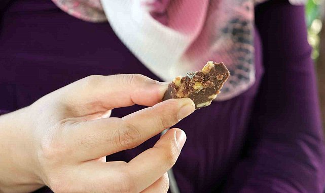 Kayseri'de şok olay: Aldığı helvanın içinden hızma çıktı, yerken dişi kırıldı