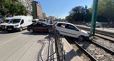 Kaza yapan otomobillerden biri tramvay yoluna düştü: 2 yaralı