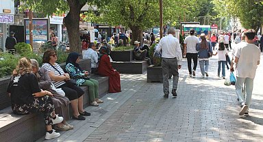 Kimi vatandaş sıcağı seviyor, kimisi ise sıcaktan korunuyor