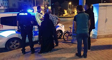 Kırmızı ışığa rağmen sürat yaptığı iddia edilen otomobil bisikletli kız çocuğuna çarptı