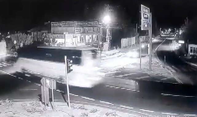 Kırmızı ışıkta geçen otobüsün çaptığı yaya hayatını kaybetti