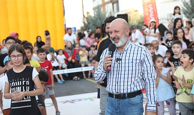 Kocasinan'ın sokak oyunları şenliğinde Başkan Amca'ya sevgi seli