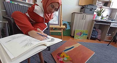 Kolları olmayan genç kız hedeflerine ayaklarıyla çizerek ulaşıyor