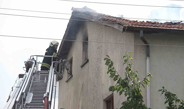 Konserve pişirmek için yakılan ateş çatıda yangın çıkardı