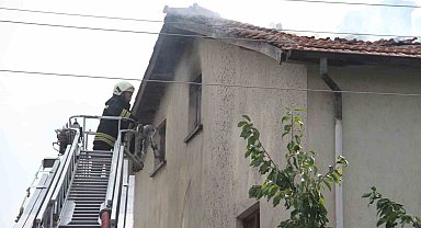 Konserve pişirmek için yakılan ateş çatıda yangın çıkardı