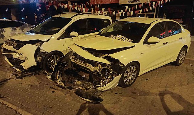 Kontrolden çıkan otomobil, park halindeki otomobillere çarpıp yan yattı
