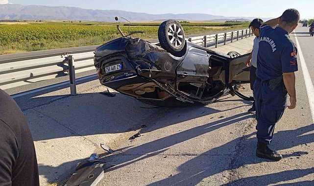 Konya'da otomobil refüje devrildi: 1 yaralı