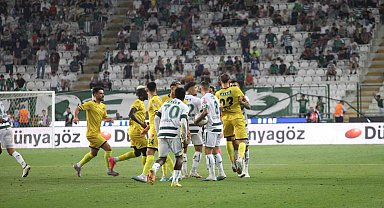 Konyaspor - İstanbulspor maçının son dakikalarında tartışma çıktı