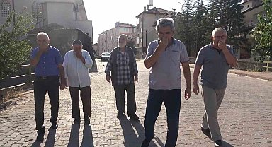 Lağım kokusu mahalleyi sardı, vatandaşlar isyan etti: Burunlarını kapatarak tepki gösterdiler