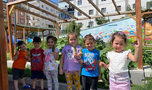 Mamak Belediyesinin anaokullarında öğrenciler, sebze yetiştirip hayvan besliyor