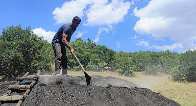 Mangal kömürü işçileri iki sıcak arasında alın teri döküyor