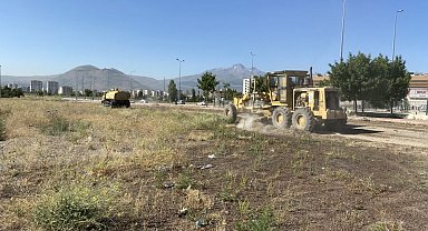 Melikgazi daha temiz bir çevre için boş alanların temizliğini yapıyor