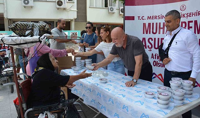 Mersin'de 13 ilçede aşure ikram edildi