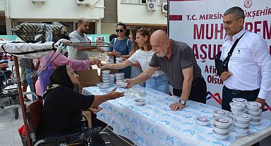 Mersin'de 13 ilçede aşure ikram edildi