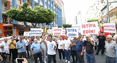 Mersin'de çarşı esnafı dükkanlarının yıkılmaması için yolu trafiğe kapattı