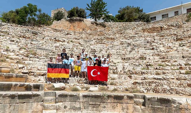 Mersin'e gelen yabancı öğrenciler kentin tarihine yolculuk yaptı
