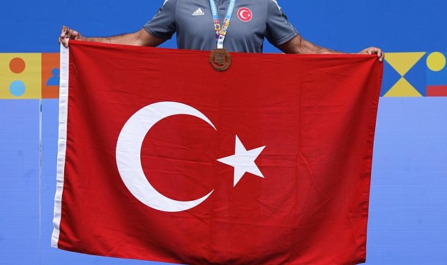 Mersinli tenisçiden tarihi başarı