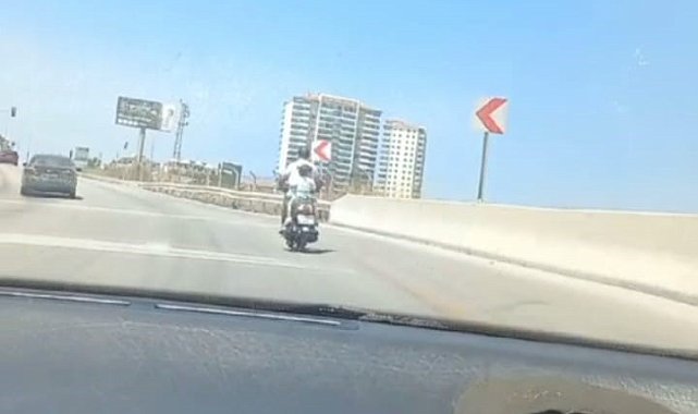 Minik kızın motosikletle tehlikeli yolcuğu kamerada