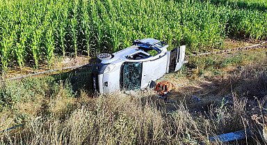 Mısır tarlasına uçan otomobildeki 2 kişi yaralandı