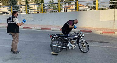 Motosiklet alt geçit çıkışında aydınlatma direğine çarptı: 1 ölü, 1 yaralı