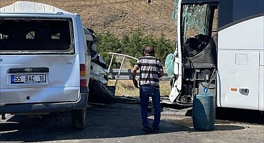 Niğde'de yolcu otobüsü minibüsle çarpıştı: 1 ölü, 7 yaralı