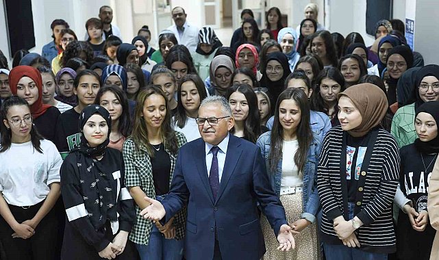 Öğrenci dostu Başkan Büyükkılıç'ın kırtasiye desteği bu yıl da sürecek