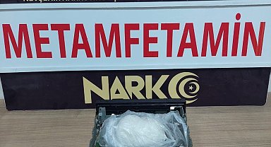 Oto teybi ile uyuşturucu ticareti yapan şahıslar yakayı ele verdi