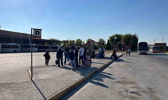 Otobüs durağının taşındığı yerde oturacak alan bulunmaması tepki çekti