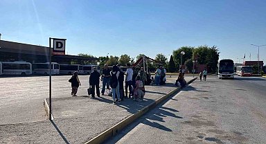 Otobüs durağının taşındığı yerde oturacak alan bulunmaması tepki çekti