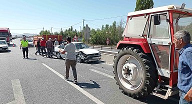 Otomobil ile traktörün çarpışması sonucu 3 kişi yaralandı.