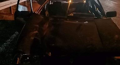 Otomobil yola fırlayan katıra çarptı: 2 yaralı