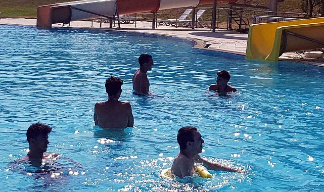 Özel bireyler su parkında serinledi