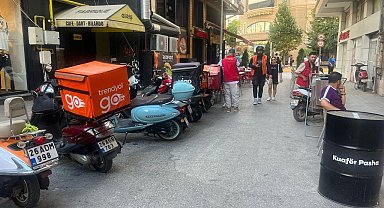 Park edilen kurye motosikletleri sokağı kapatıyor