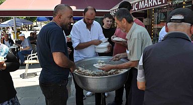 Paşa Mahallesi'nin muhtarı babasının hayrına pilav dağıttı