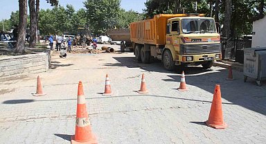 Patlayan su borusunun açtığı çukura otomobil düştü