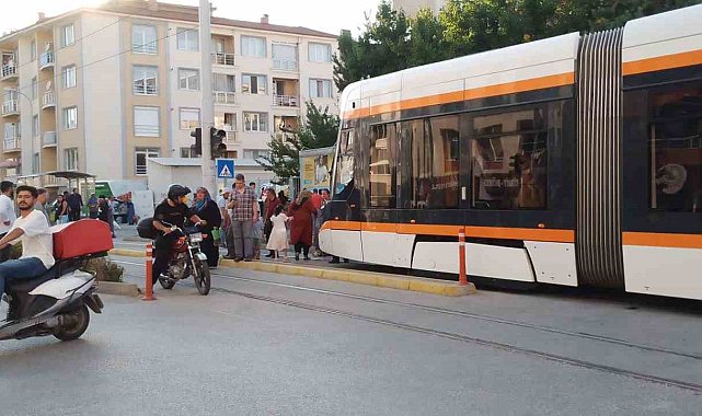 Pazar alışverişinden dönen kadına tramvay çarptı