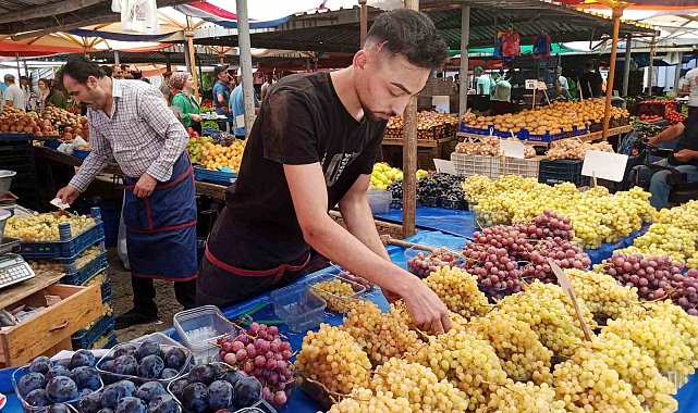Pazar tezgahları üzümle süslendi