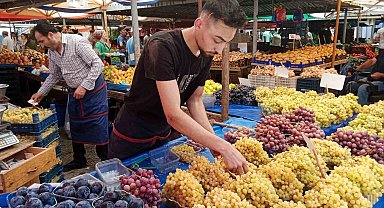 Pazar tezgahları üzümle süslendi